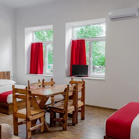 Family Appartments On Buzand Street エレバン エクステリア 写真